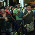 Hơn 1000 người đội mưa cả đêm chờ Galaxy Note II